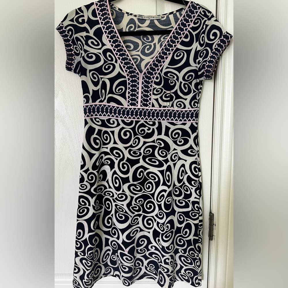 COCO & TASHI NAVY BLUE/WHITE/ WITH HINT OF PINK SHORT SLEEVES DRESS SIZE S